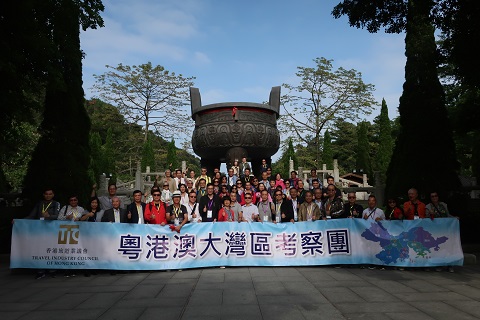 ▲ 考察團在肇慶鼎湖山寶鼎園留影。